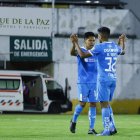 Bryan Oña (izq.) celebra su gol ante Liga.