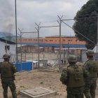 Tuvieron que intervenir miembros de la Policía y de Fuerzas Armadas para retomar el control del centro con efectivos de la Infantería de Marina, el Batallón de Infantería del Ejército Bimot-13 y Policía de la Subzona Esmeraldas.