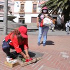 Los comerciantes de la zona colocaron flores y velas en el lugar donde Cristian agonizó y murió.