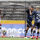 Gabriel Torres y Christian Ortiz, los goleadores del Independiente, festejan tras el primer gol marcado a los militares.