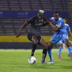 Cristian Martínez Borja, goleador del torneo, fue bien controlado por la defensa de la Universidad Católica.