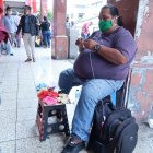 Unos 25 minutos le toma tejer unos escarpines; de 4 a 5 horas el calzado de un adulto.