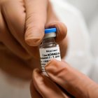 No hay que beber alcohol durante 42 días para poder vacunarse.