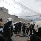 El cuerpo del hombre fue bajado de un  camión que pertenecería a una de las personas que estaba en la turba.