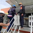 Técnicos del Servicio Nacional de Gestión del Riesgo reciben a los lugareños en los vehículos de simulación de terremotos.