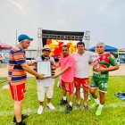 El entrenador Richard Arias fue homenajeado por sus amigos y expupilos.