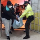 Familiares y vecinos ayudaron a trasladar a las víctimas al hospital, pero llegaron sin signos vitales.