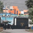 Fachada de la prisión Miguel Castro Castro, ubicada en Lima, Perú.