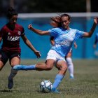 Mara Gómez en plena acción con la camiseta del Villa San Carlos.