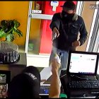 El asaltante los amenazó con un revólver artesanal, aunque no lo detonó.