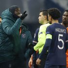 Demba Ba discute con el árbitro rumano Hategan.