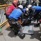 El cuerpo fue sacado desde el fondo de la quebrada con ayuda de los bomberos y policías. Luego lo trasladaron hasta la morgue.