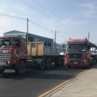 Conductores de camiones protestan por el precio del diésel.