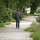 Salir a caminar es una buena forma de reflexionar y calmarse, pero este hombre exageró "un poquito".