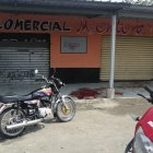 La policía llegó al sitio para iniciar las investigaciones en torno al atentado.