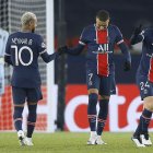 Kylian Mbappe (7) celebra su gol con Neymar (10).
