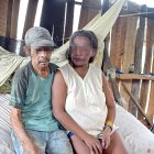 Mosquito y su pareja viven en una humilde casita de madera, en medio de la pobreza y de un montón de gatos.