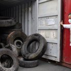 Un funcionario del Ministerio de Ambiente muestra un depósito de neumáticos usados en las islas.