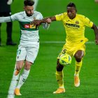 El defensa ecuatoriano Pervis Estupiñán se destaca como defensa del Villarreal.