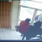 Momentos en que uno de los lugareños trata de encerrar a los sujetos.