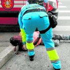 Paramédicos brindaron atención a una de las víctimas, en las calles Quito y Alcedo.