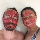 Esta pareja experimentó con las mascarillas de sangre menstrual.