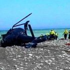 Imágenes del helicóptero luego de ser llevado a la orilla del río.