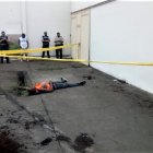 El hombre habría caído de un poste tras tocar unos cables de alta tensión.