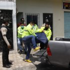 Después de dos horas de revisión, los agentes bajaron el cuerpo.