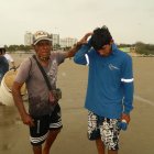 Uno de los pescadores muestra cómo fue golpeado por los asaltantes.