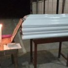En este pequeño féretro  despidieron a la niña que fue asesinada por su padrastro, en Macas.