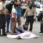 Stefanía Jarrín llegó a abrazar el cuerpo de su marido que estaba cubierto con una cortina de baño.