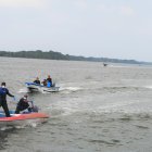 Familiares buscan a Nolberto Lucas Santos, quien desapareció en el agua.