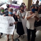 Familiares de la victima acudieron a la Unidad Judicial con carteles para pedir justicia.