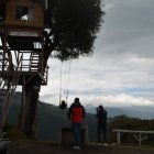 En Baños ofertan turismo de aventura y deportes extremos. También el religioso, por la devoción a la Virgen del Rosario de Agua Santa.
