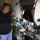 Fraint Junco observa con pesar las fotografías de su hija y sus nietos muertos.