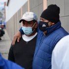 Familiares de Carlos Santillán fueron a ver sus restos en la morgue de Latacunga. Ellos llegaron desde Ventanas para conocer lo que pasó.