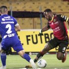 Deportivo Cuenca venció en los descuentos a Emelec y le dio la mano al equipo torero.