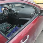 Los delincuentes rompieron el vidrio y dispararon a uno de los ocupantes.