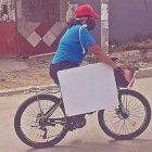 Carolina Espinoza fue elogiada en redes sociales por visitar en sus casas a los alumnos que no tiene acceso a internet.