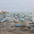 Las más de 2.000 embarcaciones que flotaban en el agua quedaron sobre la arena.