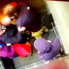 Escena de la pelea por un sujeto que tosió en la cara a anciano.