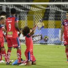 Los jugadores de El Nacional festejan tras el primero gol marcado por Luis Congo (c).