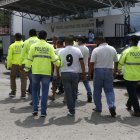 Dos de los capturados tienen antecedentes penales. Un taxi que usaron para el asalto fue retenido.