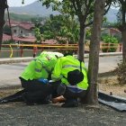 Agentes del orden verifican el cuerpo de la infrtunada y recogen indicios.
