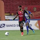 El zaguero Anthony Bedoya fue titular con el Deportivo Cuenca ante Emelec, pero salió expulsado a los 36'.