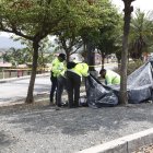 Cerca al cuerpo de Jéssica Beltrán Vargas quedó su cartera. Policía de la Dinased y Criminalística recabaron indicios.