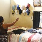 Una tía del fallecido muestra las pertenencias del muchacho dentro de su cuarto. Él era el mayor de dos hijos y no deja retoños en orfandad. La familia está atemorizada tras lo ocurrido.