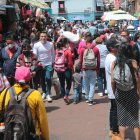 Los juguetes más económicos son buscados por las familias en las calles del centro.