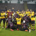 La celebración de los jugadores del Ídolo tras cerrar como los mejores de la segunda fase y obtener el boleto para disputar el título.